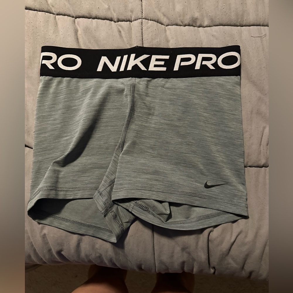 NIKE PRO size medium 5inch short